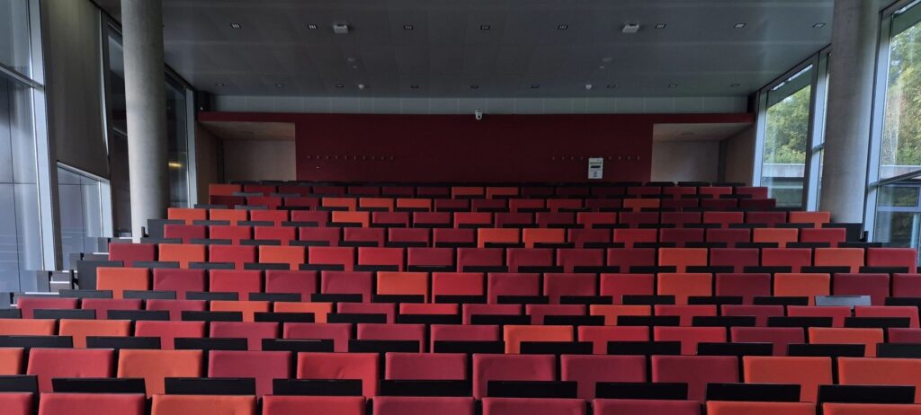 Zeigt einen leeren Hörsaal