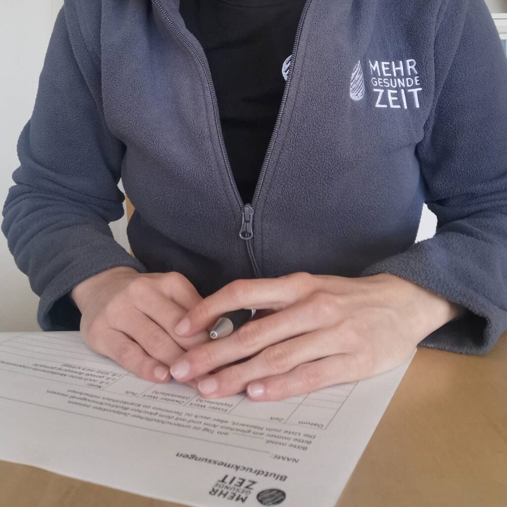 Magdalena Fischill-Neudeck an einem Schreibtisch vor einem Antrag.